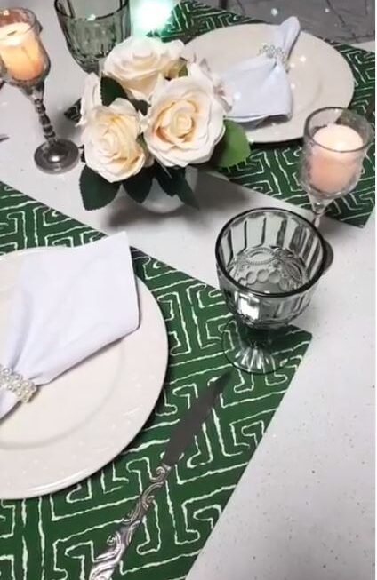 jogo americano verde mesa posta com flores brancas, taças, velas, jantar romantico