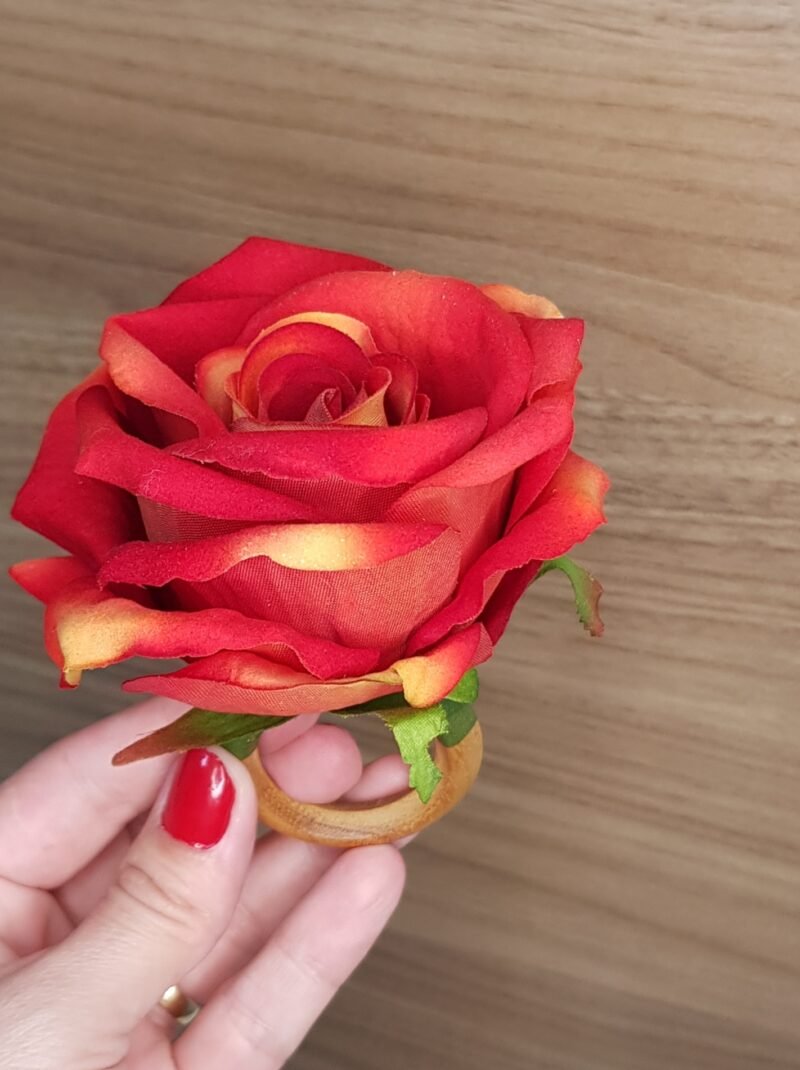 Porta guardanapo formato de botão de rosa aberta para enfeitar guardanapo mesa posta cor rosa envelhecido. Lindo! voce vai amar